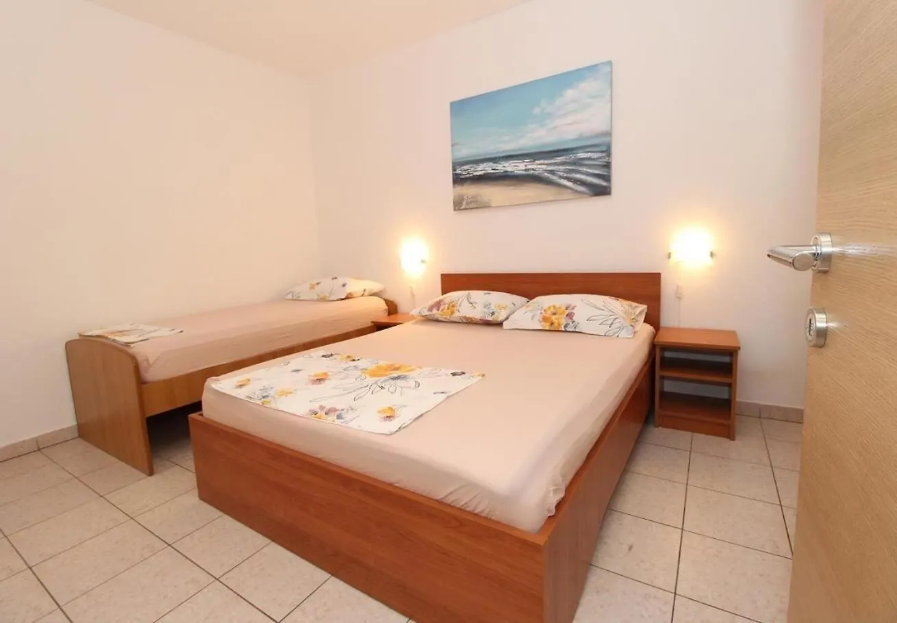 Apartment Uga Mandre 0*,